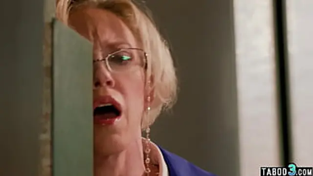  Busty MILF gets rough anal👌 from massive cock🌭 in quiet library