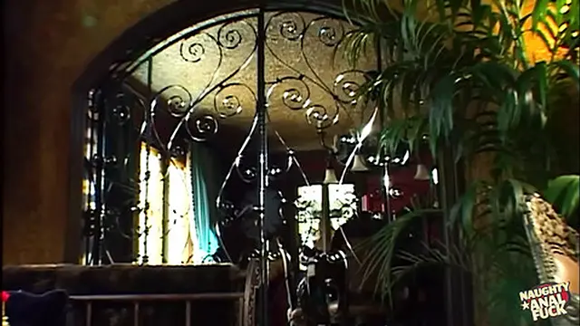 Blonde seduces and stretches wide for a big cumshot