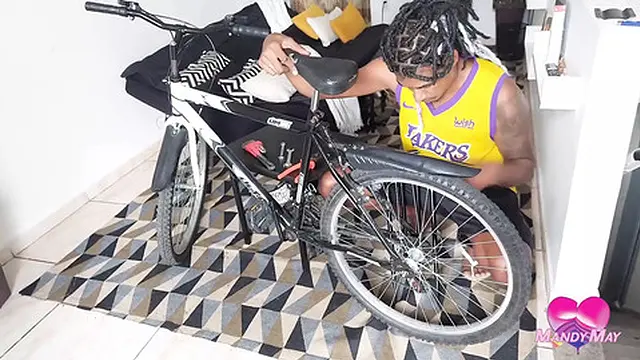 She spilled wetness after he teased her butt🍑