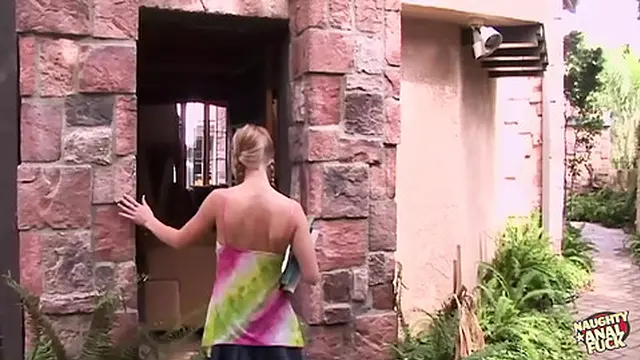 Blonde Housekeeper Offers Seductive Butt🍑-Fucking Instead of Cleaning